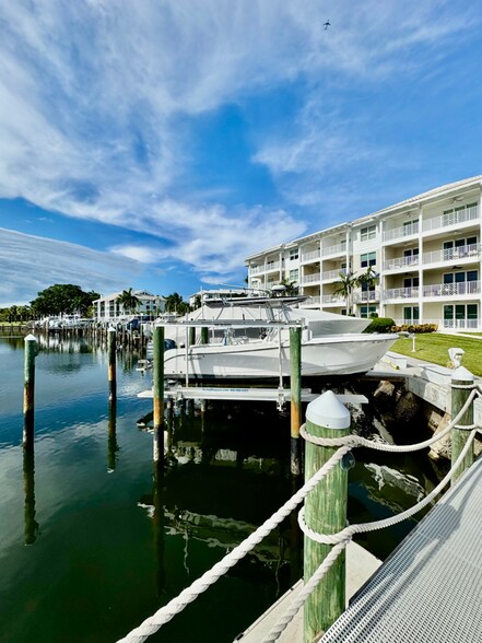Building Photo - 341 Bay Colony Dr N
