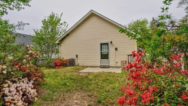 Building Photo - 3 Bedroom Home located Close To Carolina Beach