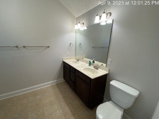 Building Photo - 2126 Queen Elizabeth Ln