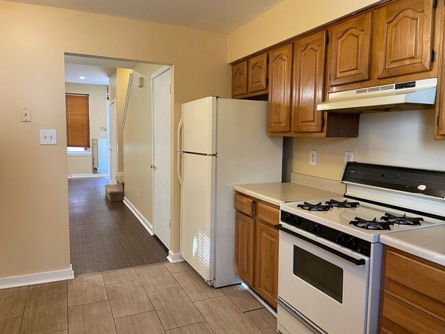 Building Photo - Freshly Renovated 2 Bedroom 1 Bath a block...