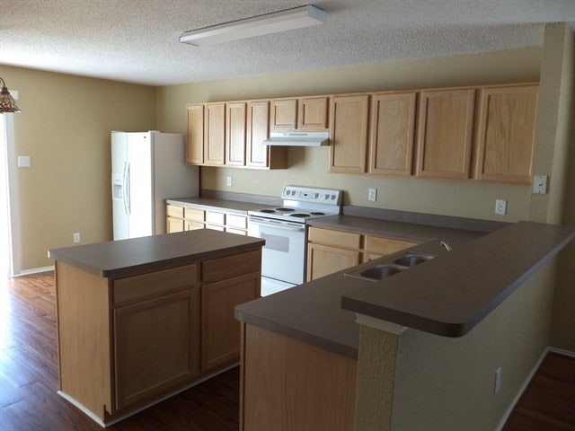 Building Photo - 1601 White Oak Rd