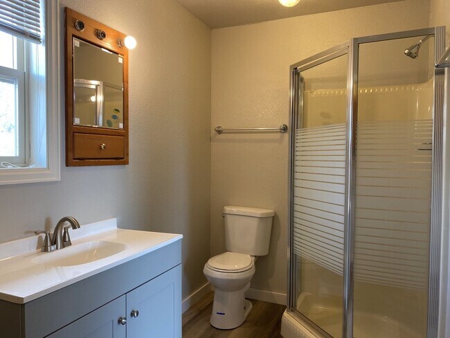 Building Photo - 2 Bedroom 2 Bath Townhome w/ large 2 car garage - Freshly remodeled - Available Now