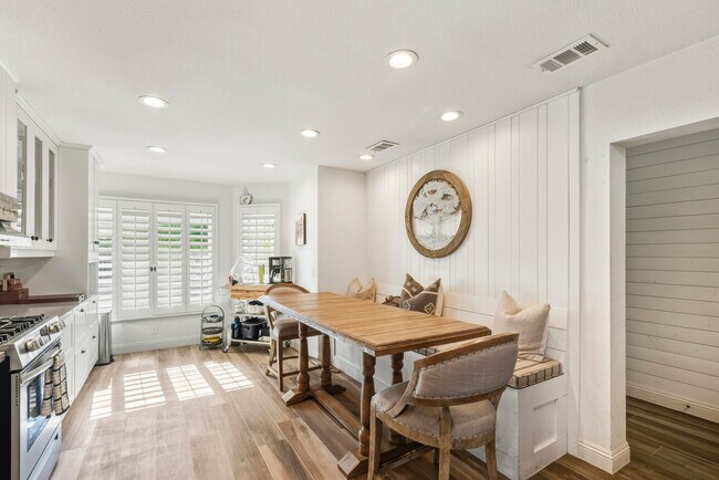 Building Photo - 289 Vista Royale Cir W