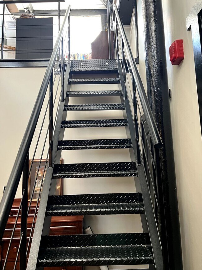 Building Photo - One-of-a-Kind 2BR Condo in Downtown Raleig...