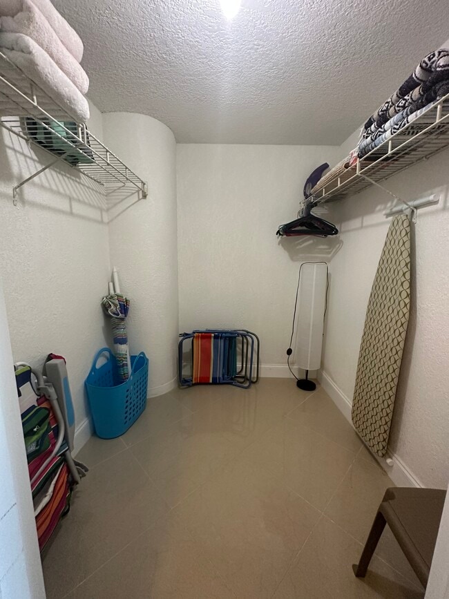 Building Photo - 3725 S Ocean Dr