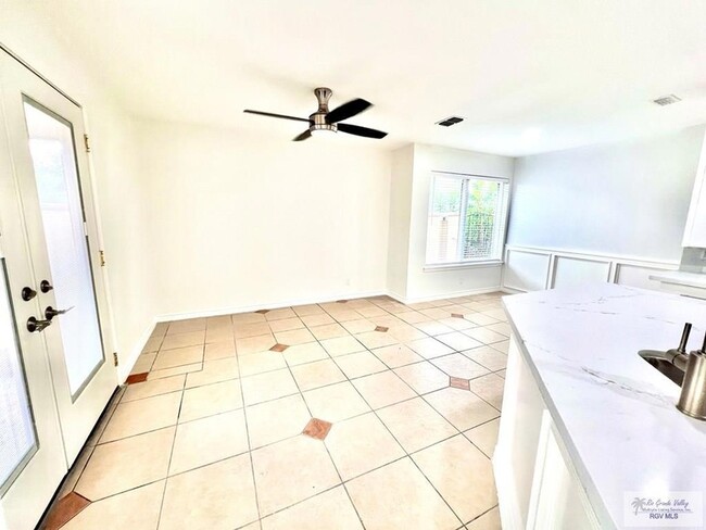 Building Photo - 560 Geraldine Ln