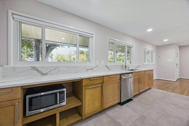 Building Photo - 8621 Bob White Dr