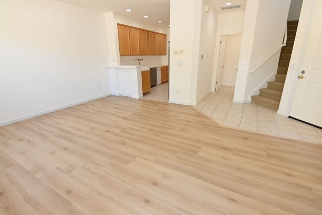Building Photo - 6391 Sussex Ct