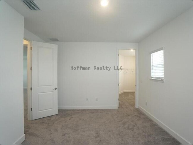 Building Photo - Stunning 5-Bedroom Lakeview Home in River ...