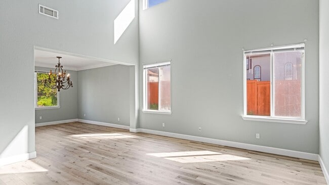 Building Photo - Beautiful two-story in Paradise Crest!