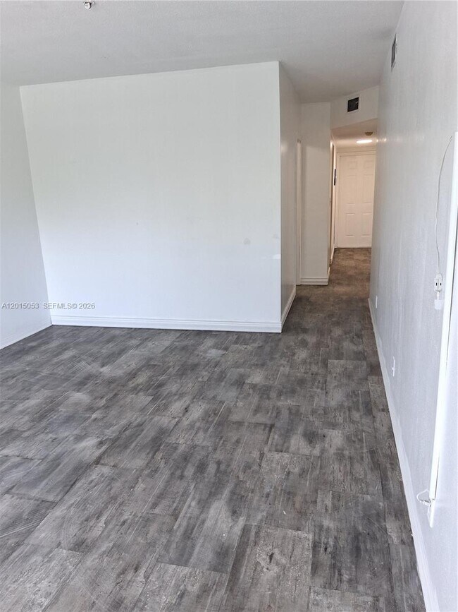 Building Photo - 1450 NE 170th St