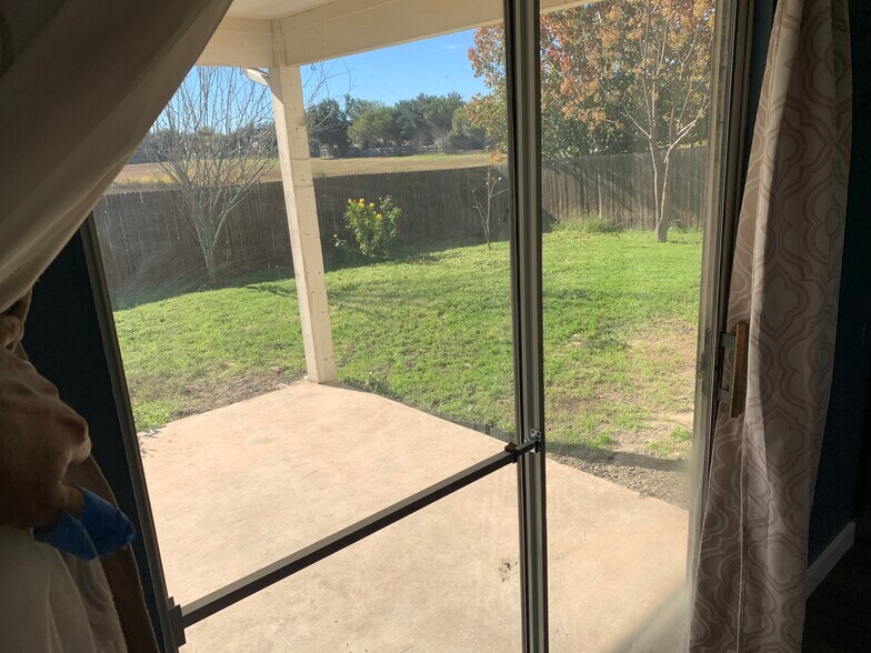 No one behind you - 1050 Brutus Dr