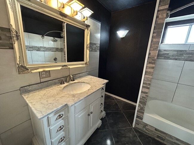 Building Photo - 609 E 6th St