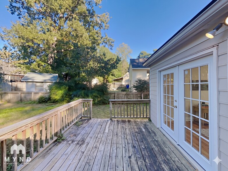 Building Photo - 4521 Aviemore Crescent