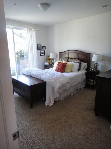 Building Photo - 2862 Kansas Dr