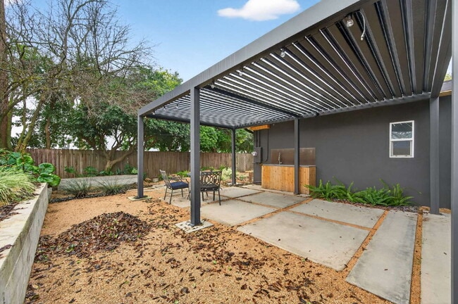 Building Photo - Not your average Davis rental.