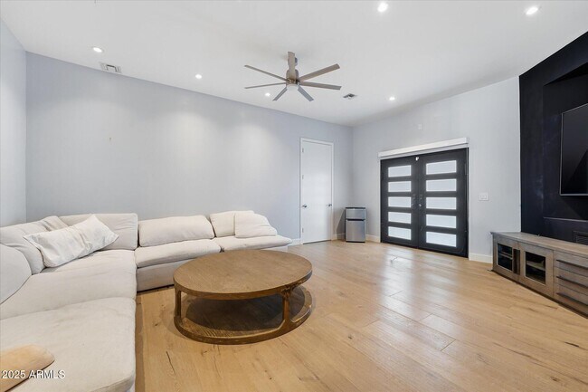 Building Photo - 3112 E Palo Verde Dr