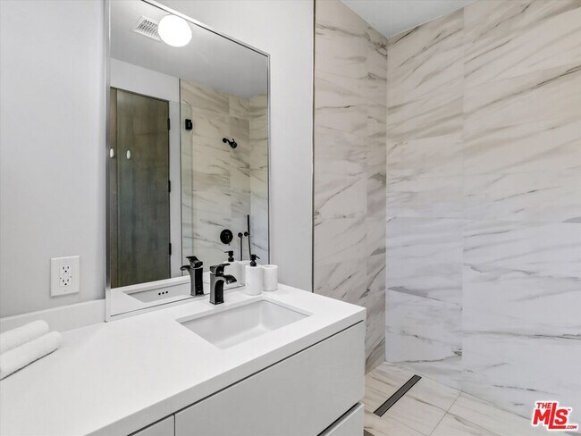 Building Photo - 1724 N Sierra Bonita Ave