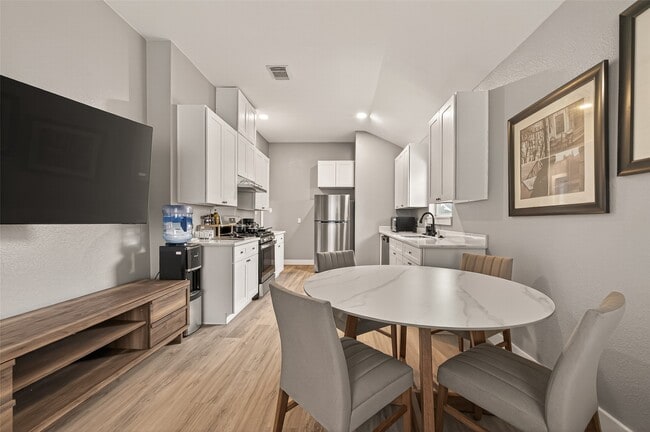 Building Photo - 4309 Beggs St