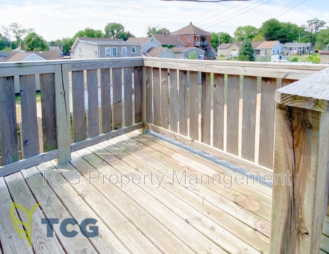 Building Photo - 227 Creve Coeur St