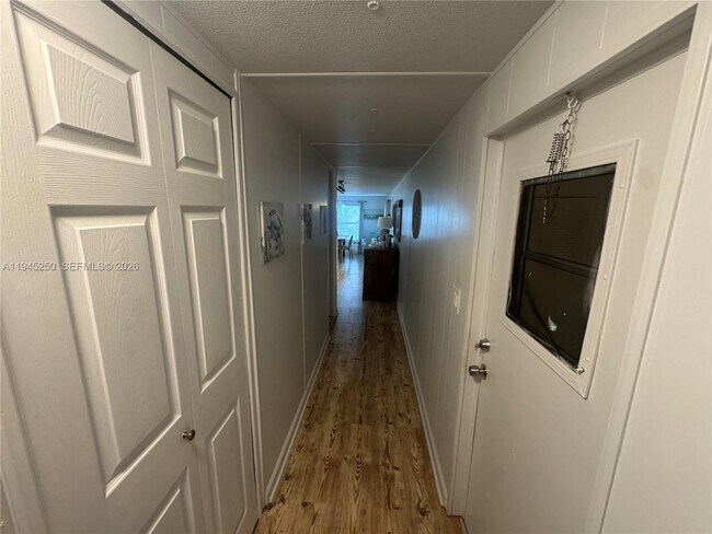 Building Photo - 231 W Lake Dr