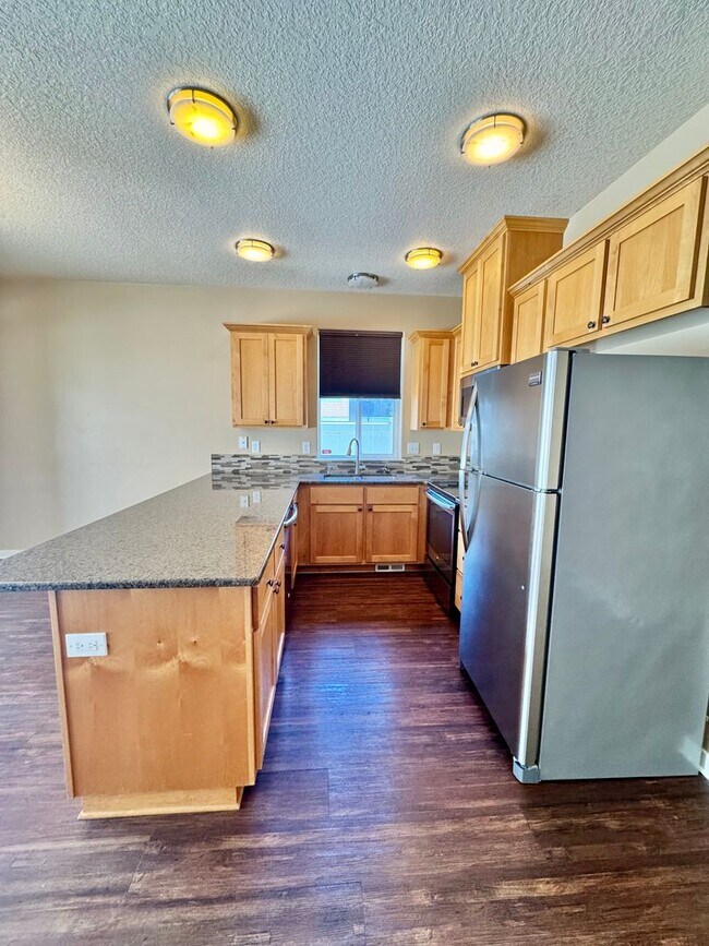 Building Photo - COMING SOON - EZ access to 205 within minu...