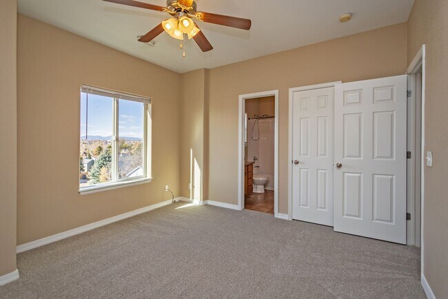 Building Photo - Beautiful Ranch-Style Condo with Attached ...