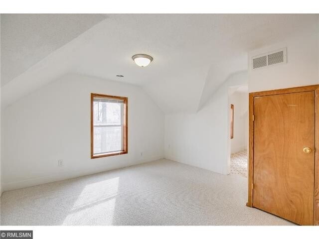Building Photo - Quiet Affordable  Upper Level 2bdrm Duplex