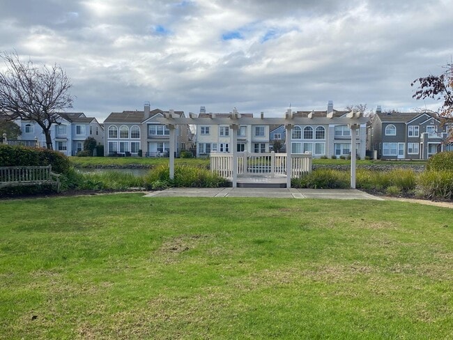 Building Photo - 323 Montserrat Dr