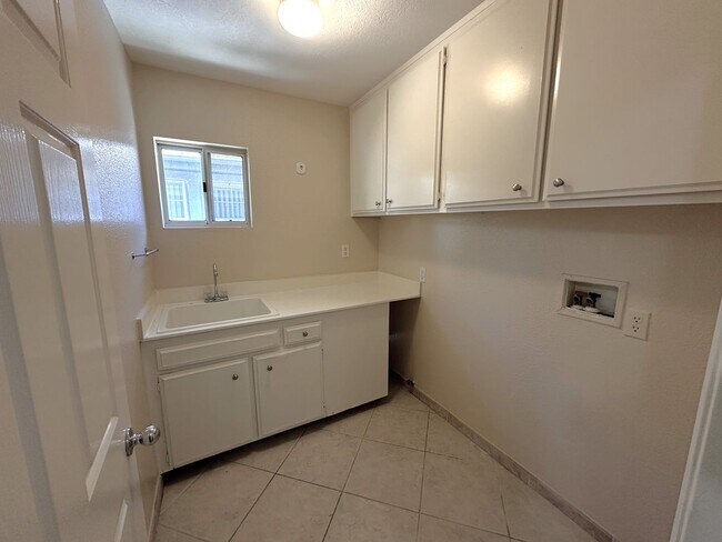 Building Photo - Spacious 4 Bed, 3 Bath Townhome in Gated W...