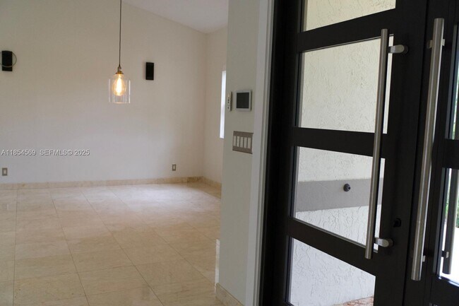 Building Photo - 6739 Skyline Dr