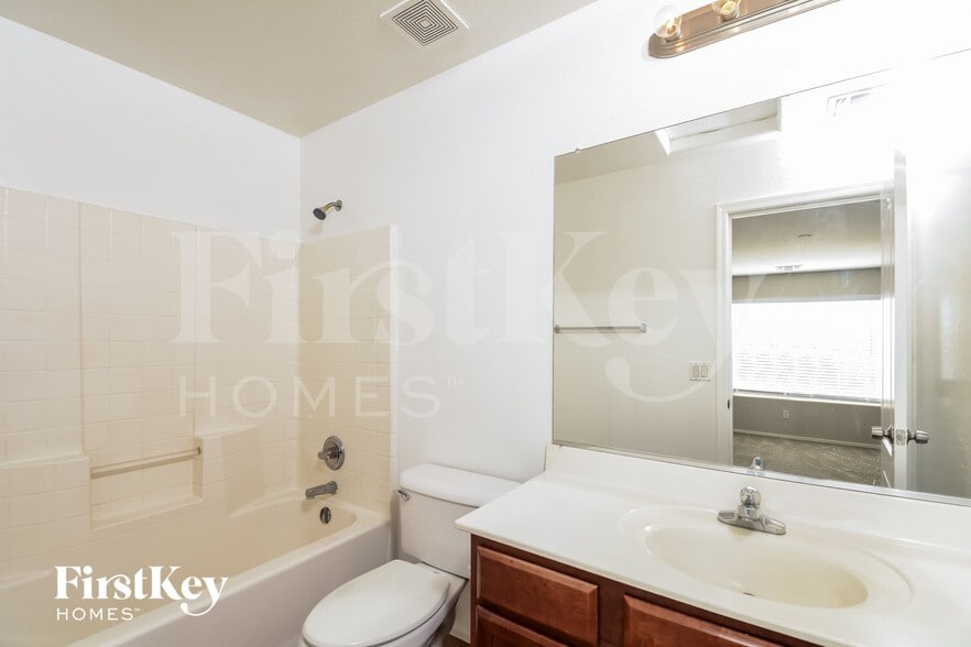 Building Photo - 11614 W Harrison St