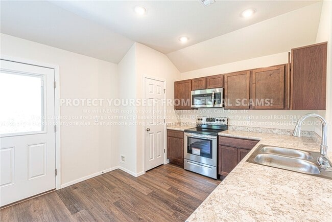 Building Photo - 968 S Brambling Ln