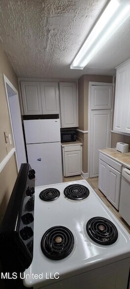 Building Photo - 327 Decelle St