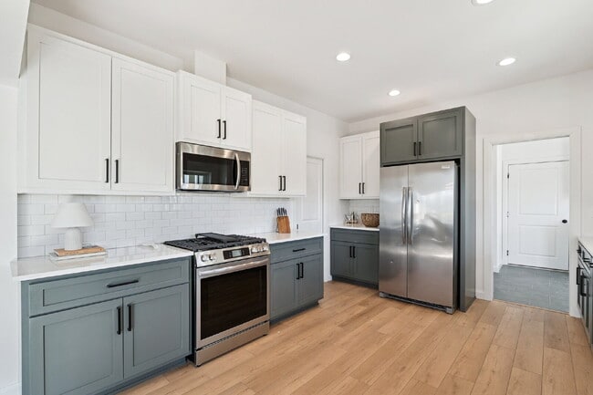 Building Photo - Fully Furnished 4 Bedroom + Bonus Room