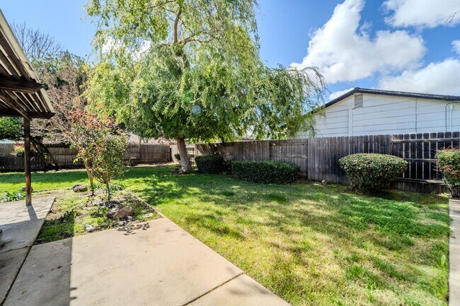 Building Photo - North Yuba City 3 bd 2 bath Home