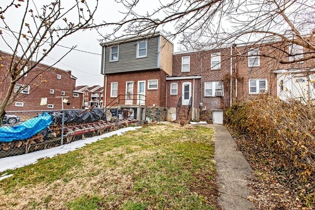 Building Photo - 3 bedroom, 1 bath charming townhome in Wilmington