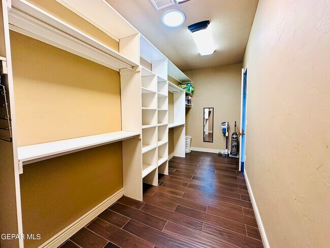 Building Photo - 6268 Wildwood Ct