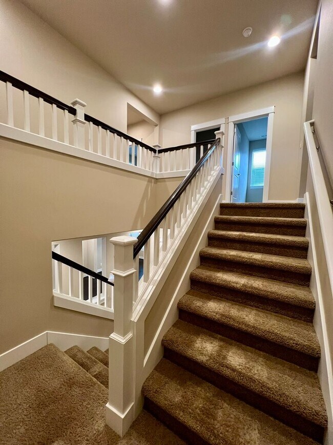 Building Photo - Large 5 Bedroom Home in Tumwater
