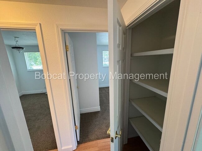 Building Photo - 700 Cottonwood Dr