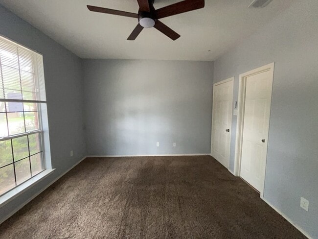 Building Photo - 818 Summit Dr