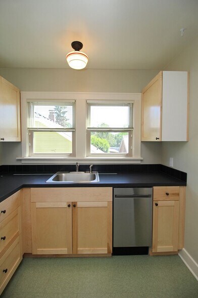 Building Photo - 2310 SE 22nd Ave