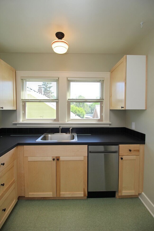 Building Photo - 2310 SE 22nd Ave