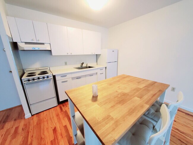 Primary Photo - 960 Hope St