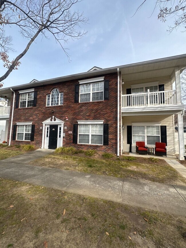 Building Photo - Available now! Lake-area living, 2 Bedroom Apartment