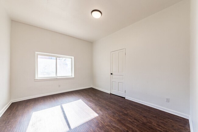 Building Photo - 615 E Warrington Ave