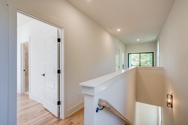 Building Photo - Stunning 4-Bedroom Nashville Home with Granite Countertops, Hardwood Floors, and Fireplace!
