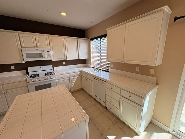 Building Photo - 4 Bed, 3 Bath in Corona!