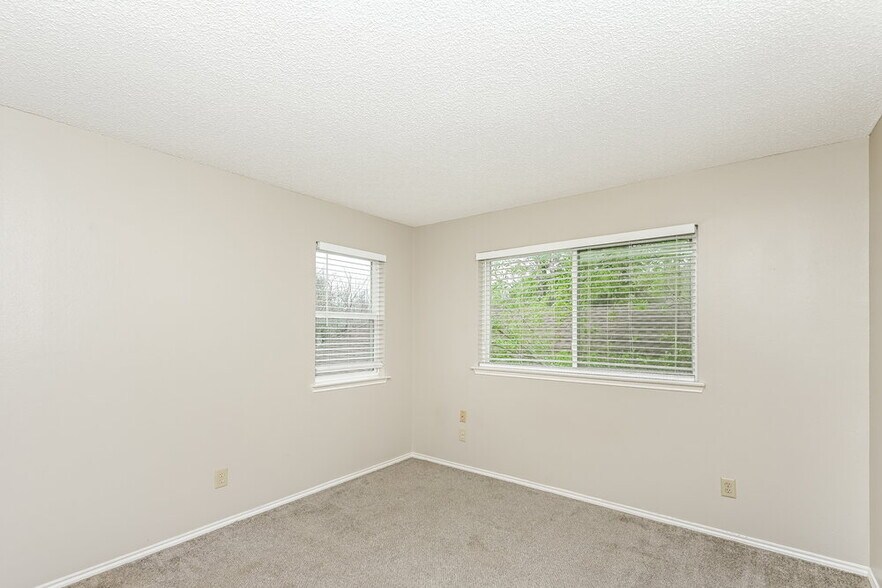 Building Photo - 4844 Thistledown Dr