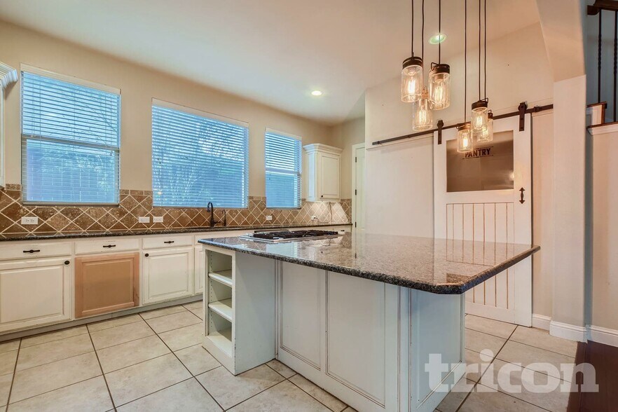 Building Photo - 727 Fairfax Lane